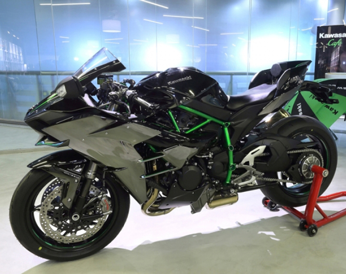 Nonsens Norm godt Liberty launches Kawasaki Ninja H2, the world's first and fastest  supercharged bike - ArabWheels